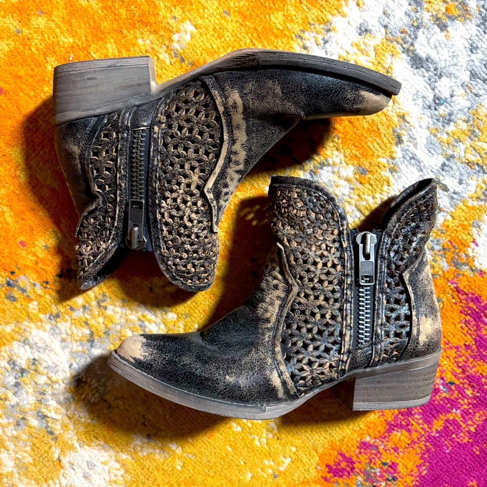 Like 🆕 Circle G by Corral Distressed Leather Black Yellow Shortie Ankle Booties - Picture 2 of 13